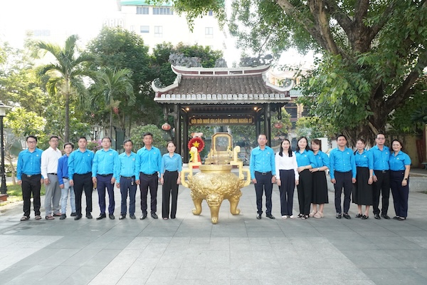 Đoàn công tác đã đến dâng hoa, dâng hương tại các di tích lịch sử. Ảnh: CĐ Hải Châu