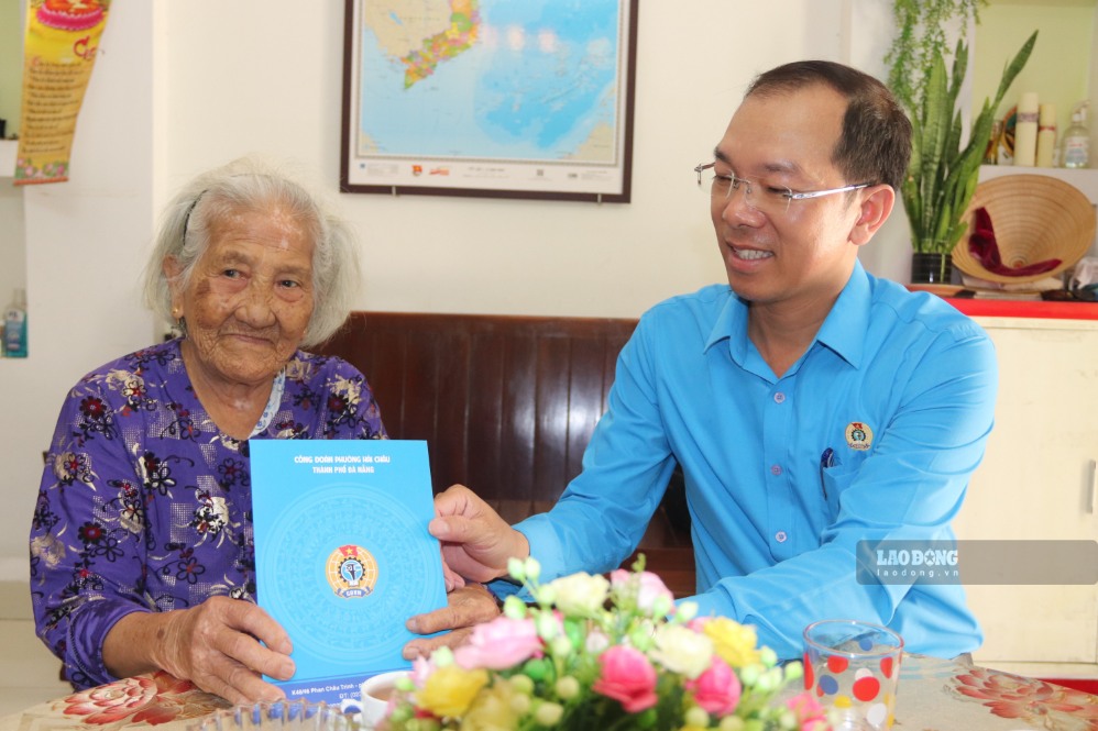 Representatives of the Standing Committee of the Hai Chau Ward Trade Union cordially inquired about the health and life of Vietnamese Heroic Mothers. Photo: Nguyen Linh