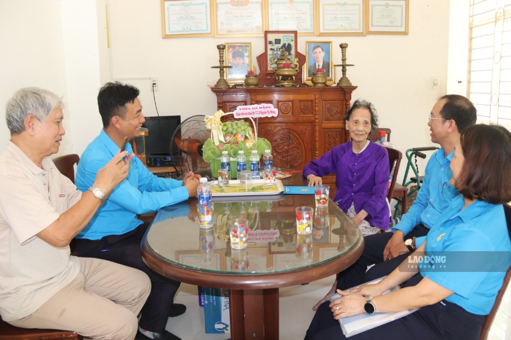 Ông Nguyễn Đình Trung - Chủ tịch Công đoàn phường Hải Châu trao tặng quà tri ân đến Mẹ Việt Nam Anh hùng trên địa bàn phường. Ảnh: Nguyễn Linh