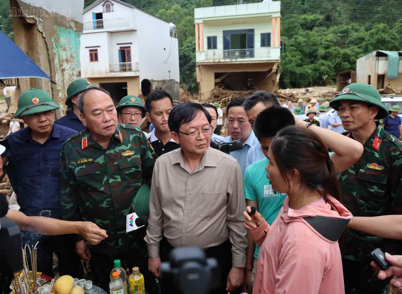 Phó Thủ tướng Hồ Quốc Dũng động viên gia đình có người thân tử vong do lũ quét. Ảnh: VGP/Gia Huy
