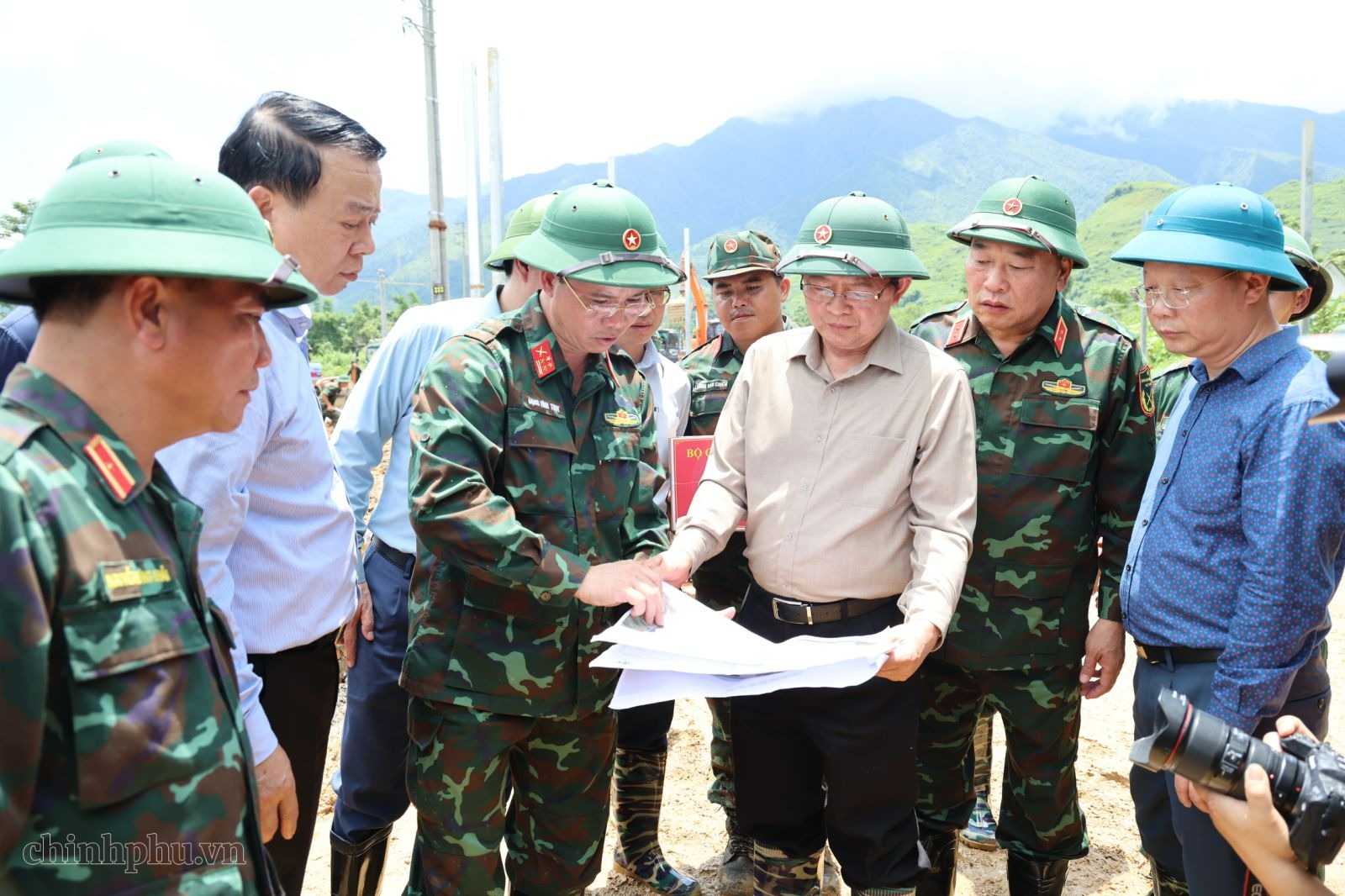 Phó Thủ tướng Hồ Quốc Dũng kiểm tra khu tái định cư tập trung. Ảnh: VGP/Gia Huy