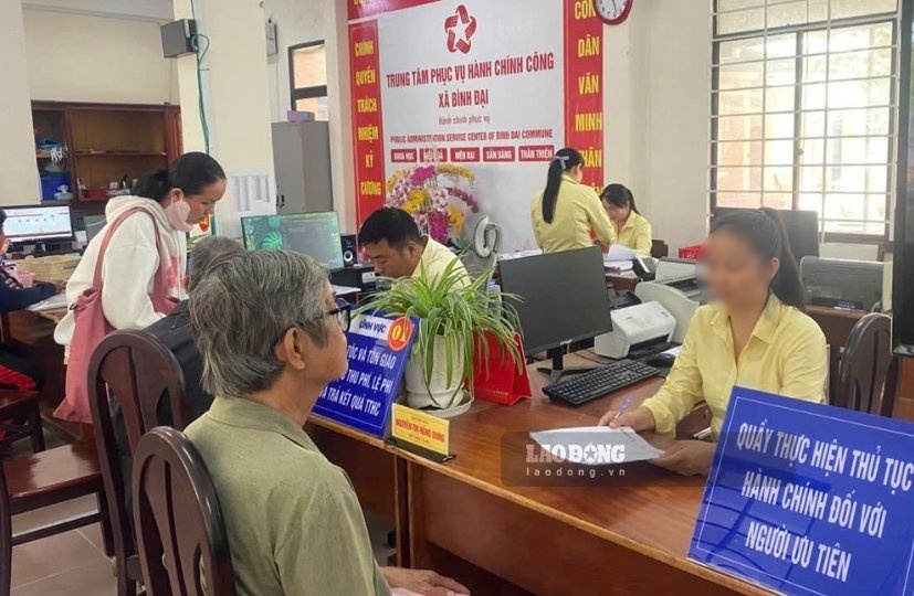 The Ministry of Home Affairs has responded to the local proposal on solutions to arrange redundant cadres and civil servants. In the photo, people are completing procedures at the Public Administration Service Center in Vinh Long. Photo: Hoang Loc