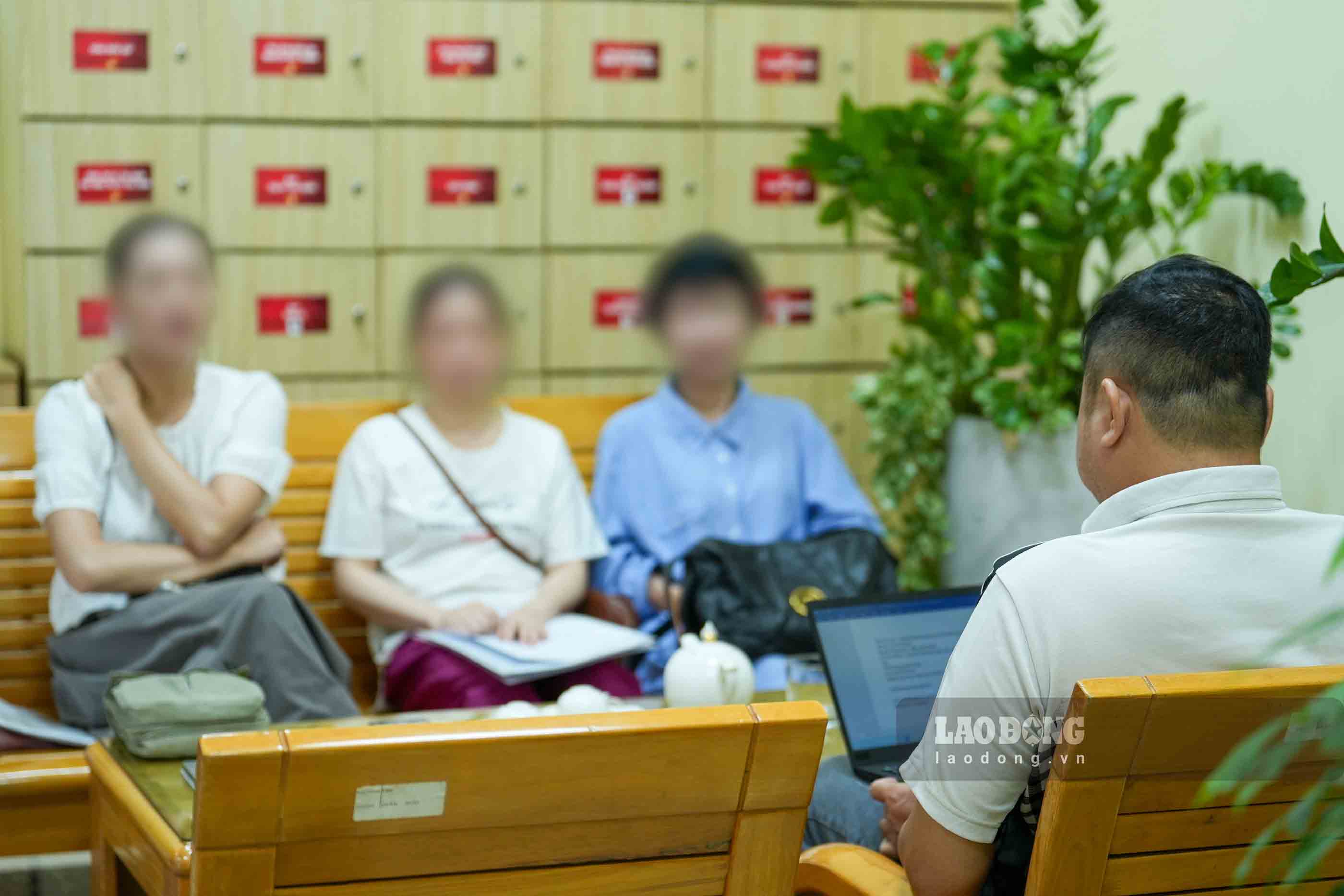 Người lao động Hãng phim Hoạt hình Việt Nam đến Báo Lao Động phản ánh việc bị chấm dứt hợp đồng lao động trái luật. Ảnh: Hữu Chánh 