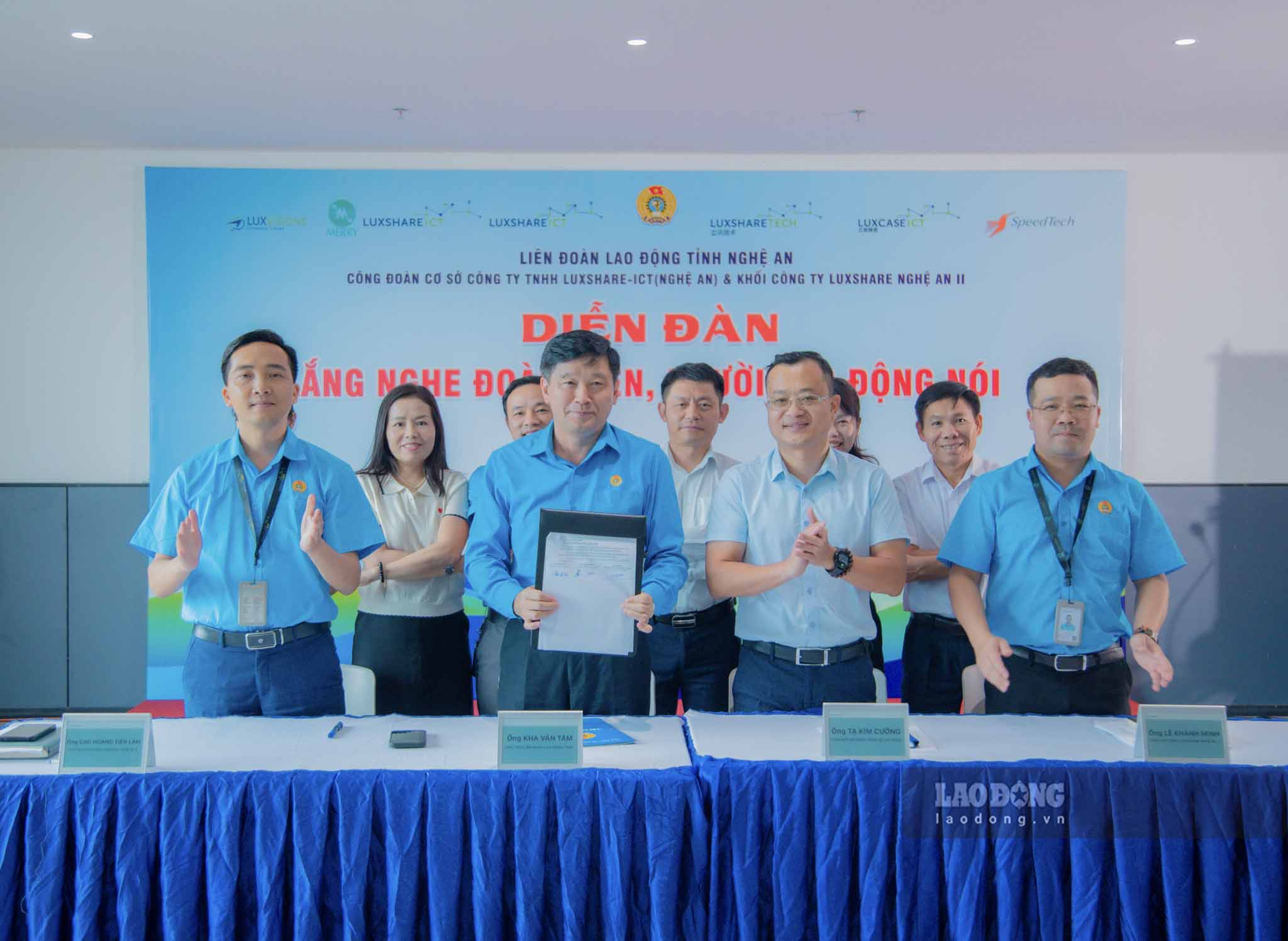 Hai đơn vị ký biên bản cam kết thực hiện những kiến nghị chính đáng của đoàn viên, người lao động. Ảnh: Duy Chương