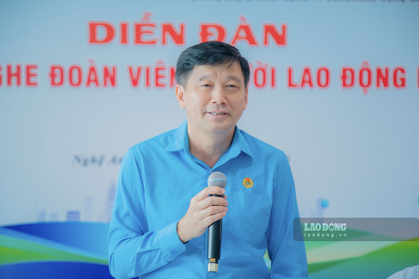 Ông Kha Văn Tám - Chủ tịch Liên đoàn Lao động tỉnh Nghệ An trao đổi và giải đáp các ý kiến của người lao động . Ảnh: Duy Chương