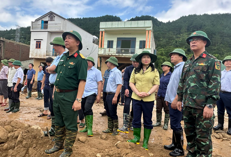 Đoàn công tác của Chính Phủ và tỉnh Lào Cai thăm hỏi, động viên người dân vùng lũ Lai Châu. Ảnh: