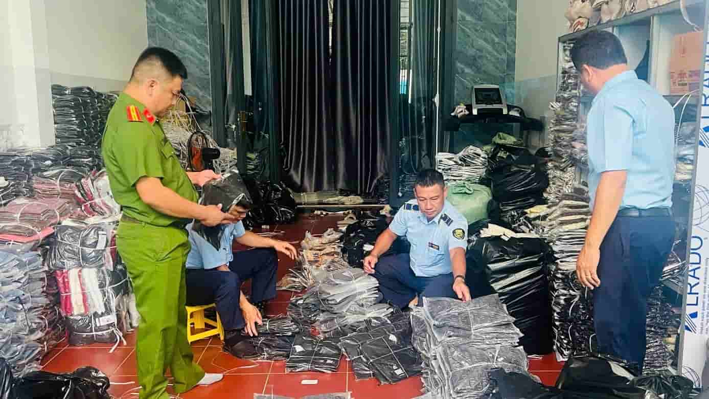 Cơ quan chức năng phát hiện, xử lý hộ kinh doanh bán nhiều hàng hóa giả mạo nhãn hiệu. Ảnh: Đội Quản lý thị trường số 12 