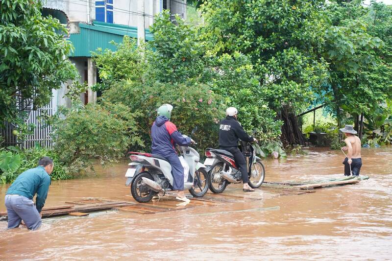Các phương tiện được hỗ trợ để di chuyển qua các khu vực ngập úng. Ảnh: Xã Tân Trịnh