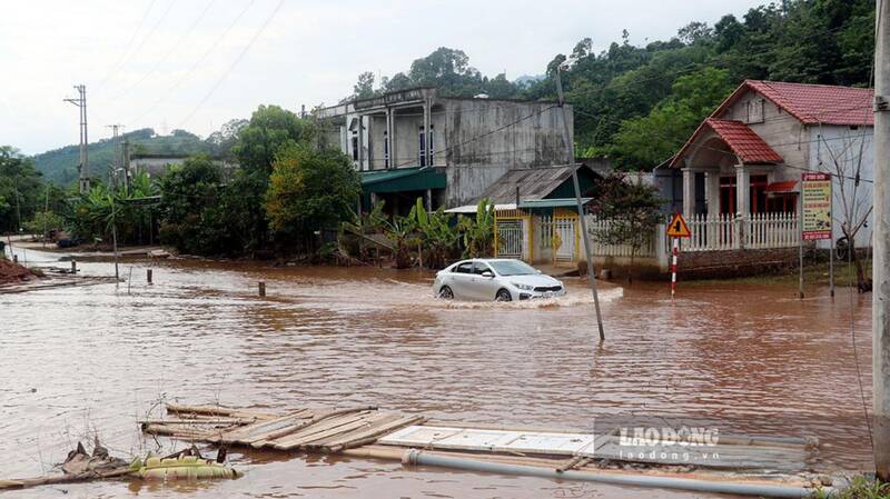 Flooding at Km15+200 National Highway 279. Photo: Hoang Tuyen