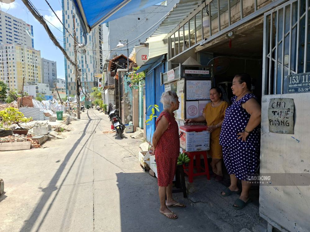 Bà Văn Thị Kim Loan (bìa phải) đang trò chuyện cùng hàng xóm. Ảnh: Minh Quân