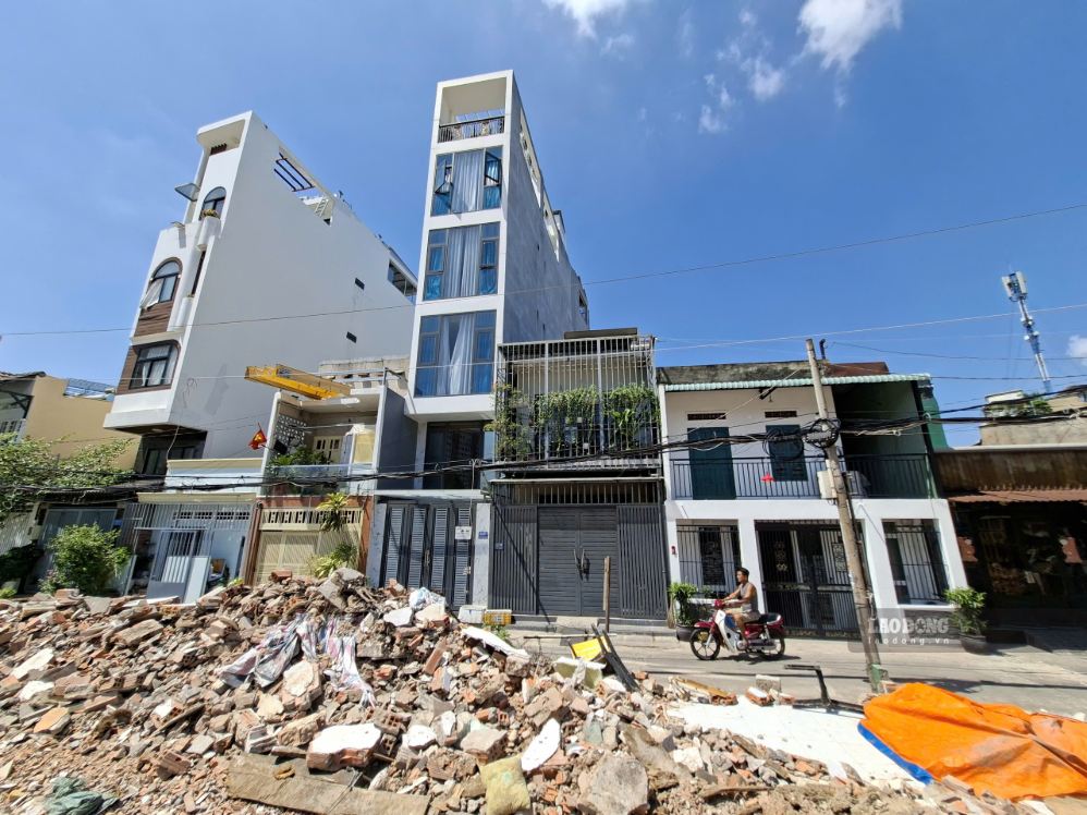 Những căn nhà trong hẻm 153 Điện Biên Phủ đã được xây mới khang trang sau khi trở thành nhà mặt tiền. Ảnh: Minh Quân