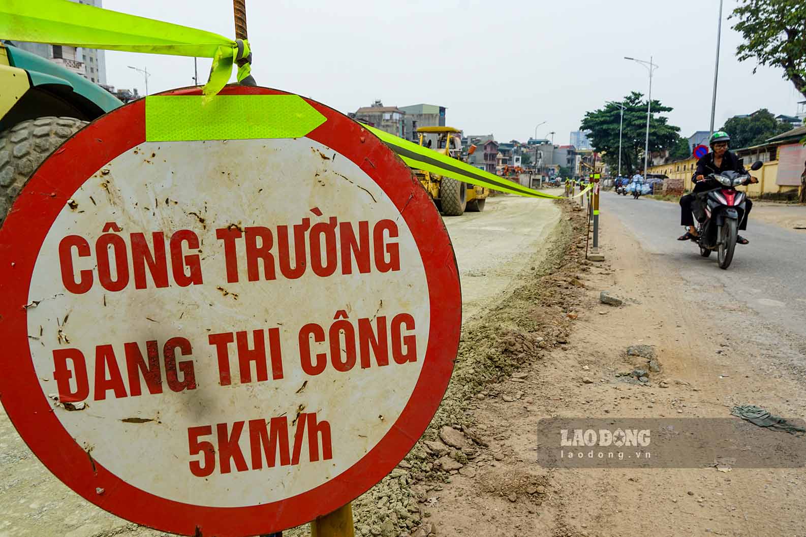 Theo Ban Quản lý dự án đầu tư xây dựng công trình hạ tầng kỹ thuật và nông nghiệp Hà Nội, đến nay dự án Cải thiện hệ thống tiêu nước khu vực phía Tây thành phố đã cơ bản hoàn thành phần lớn các hạng mục. Hiện chỉ còn hai gói thầu gồm xây dựng kênh La Khê, các công trình trên kênh và tuyến đường giao thông dọc hai bên bờ đang được tập trung nguồn lực để thi công. Mục tiêu hoàn thành toàn bộ các hạng mục còn lại dọc tuyến kênh trước ngày 30.9.2026.