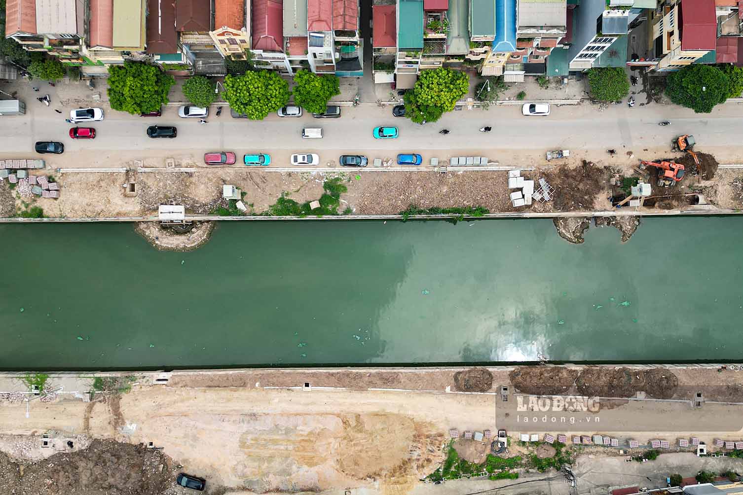 In recent days, the construction atmosphere at the La Khe canal renovation project site has been urgent.