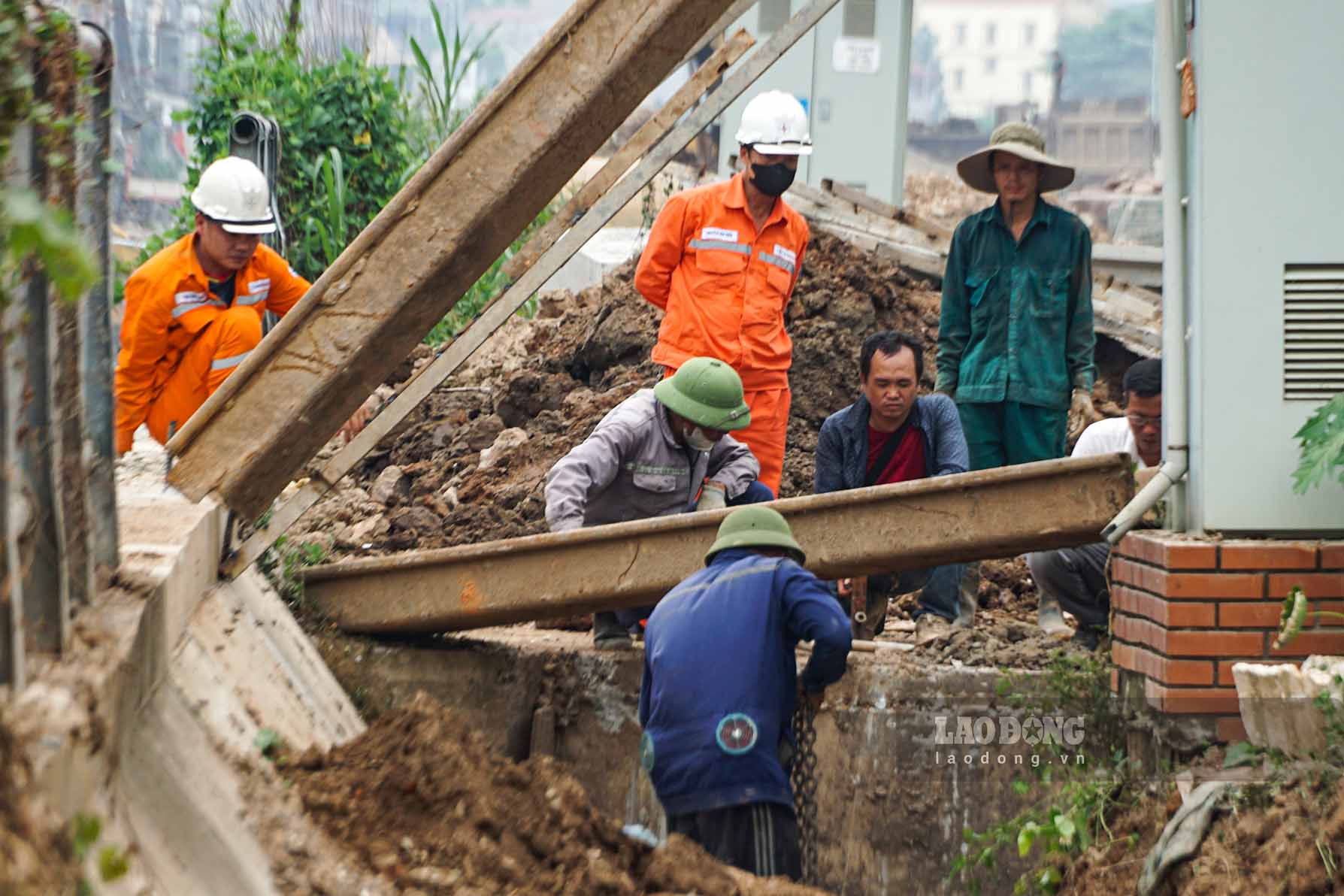 Trong khi đó, nhiều công nhân tập trung thi công các cấu kiện bê tông và hoàn thiện hệ thống hạ tầng phục vụ giao thông dọc tuyến.