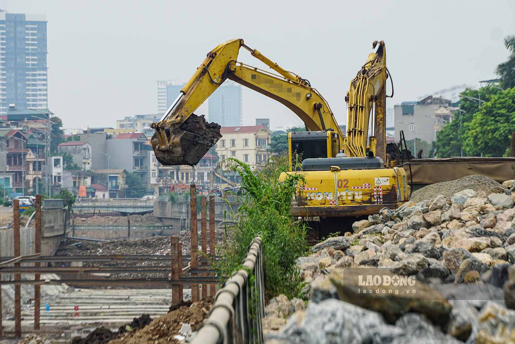 Nhiều máy xúc, xe tải, cần cẩu cùng các thiết bị cơ giới hoạt động liên tục trên toàn tuyến. Các đơn vị thi công triển khai đồng thời nhiều mũi công việc như nạo vét lòng kênh, xây dựng bờ kè, thi công các hạng mục kết cấu dưới lòng kênh và hoàn thiện hạ tầng kỹ thuật dọc hai bên bờ.
