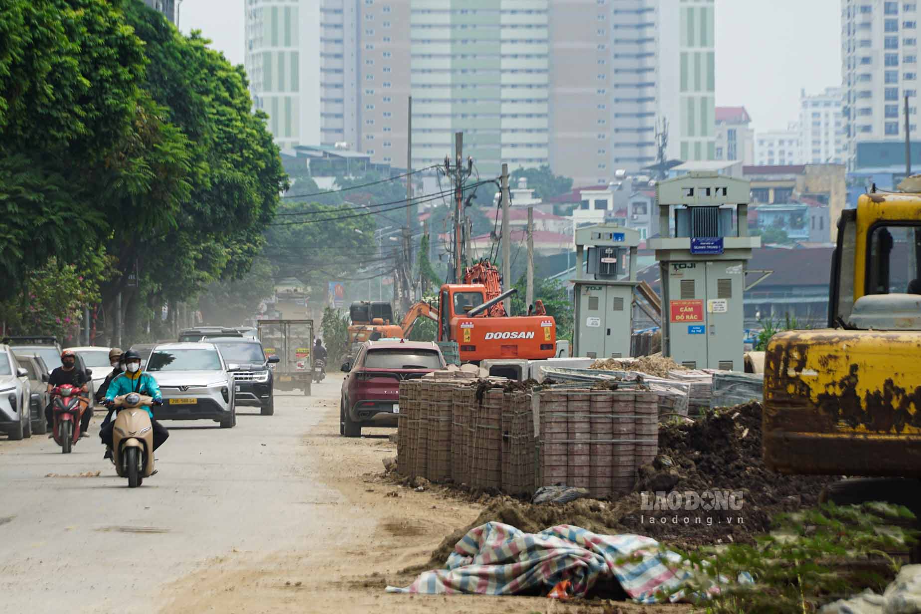 Do khối lượng thi công lớn và máy móc hoạt động liên tục, việc lưu thông qua khu vực gặp không ít khó khăn. Người dân phải di chuyển sát mép công trường trong điều kiện xe tải và thiết bị cơ giới thường xuyên ra vào.