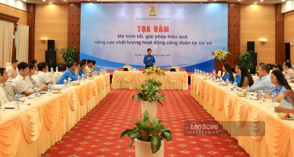 On the morning of July 21, the Vietnam Education Union organized a seminar "Good models, effective solutions to improve the quality of trade union activities at the grassroots level". Through the seminar, grassroots trade union officials shared initiatives, good practices and practical experiences, thereby spreading effective models throughout the industry. Photo: Quynh Chi