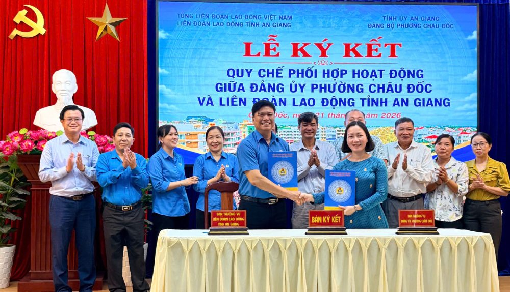 Tại hội nghị cũng đã ký kết Quy chế phối hợp giữa LĐLĐ tỉnh An Giang và Đảng ủy phường. Ảnh: LĐLĐ An Giang