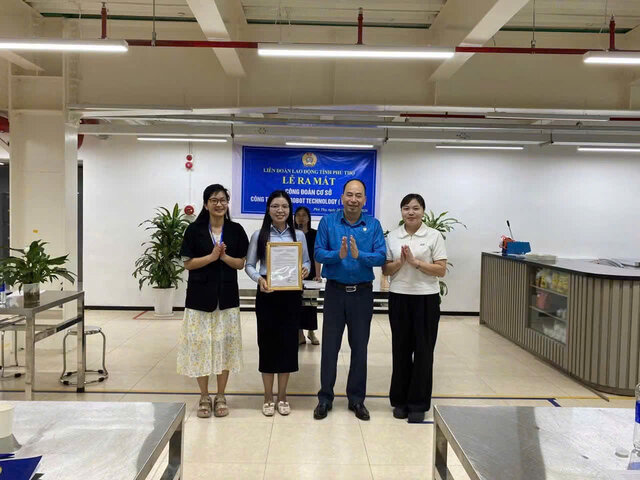 The Trade Union Committee of Industrial Parks in Phu Tho region organized the launch ceremony of the grassroots trade union of Hrobot Technologic Vietnam Co., Ltd. in Phu Ha Industrial Park. Photo: Phu Tho Trade Union