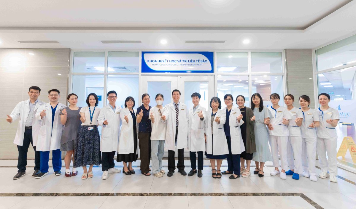 The team of experts from Vinmec Stem Cell Research & Gen Technology congratulates the first female patient treated for systemic lupus erythematosus with CAR-T therapy in Vietnam. Photo: Vinmec