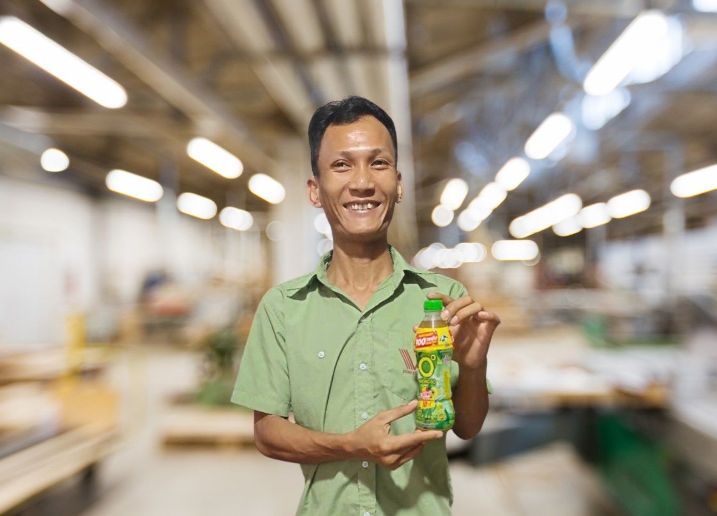 Anh Nguyễn Xuân Trung, một công nhân tại Đồng Nai là một trong những khách hàng may mắn trúng Giải thưởng 100 triệu đồng nhờ uống Trà Xanh Không Độ trong hè 2025. Ảnh: Tân Hiệp Phát