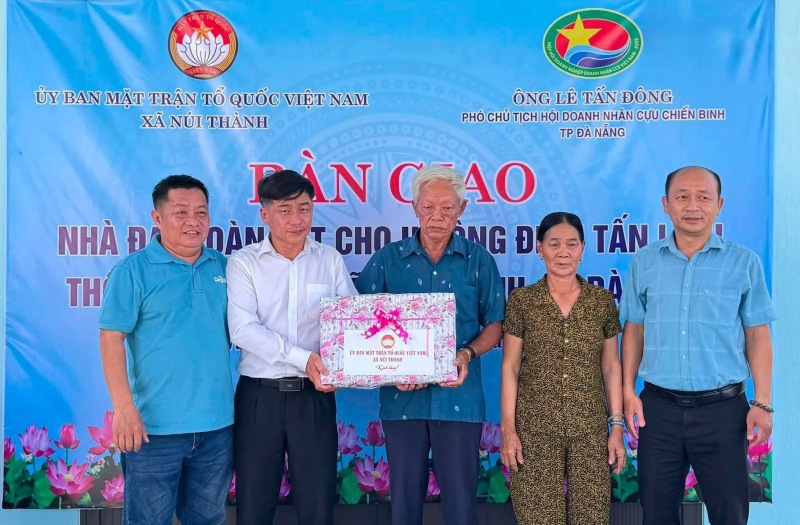 Nui Thanh commune, Da Nang handed over a Great Solidarity house to a family of a martyr's child. Photo: Provided by Nui Thanh Commune Front