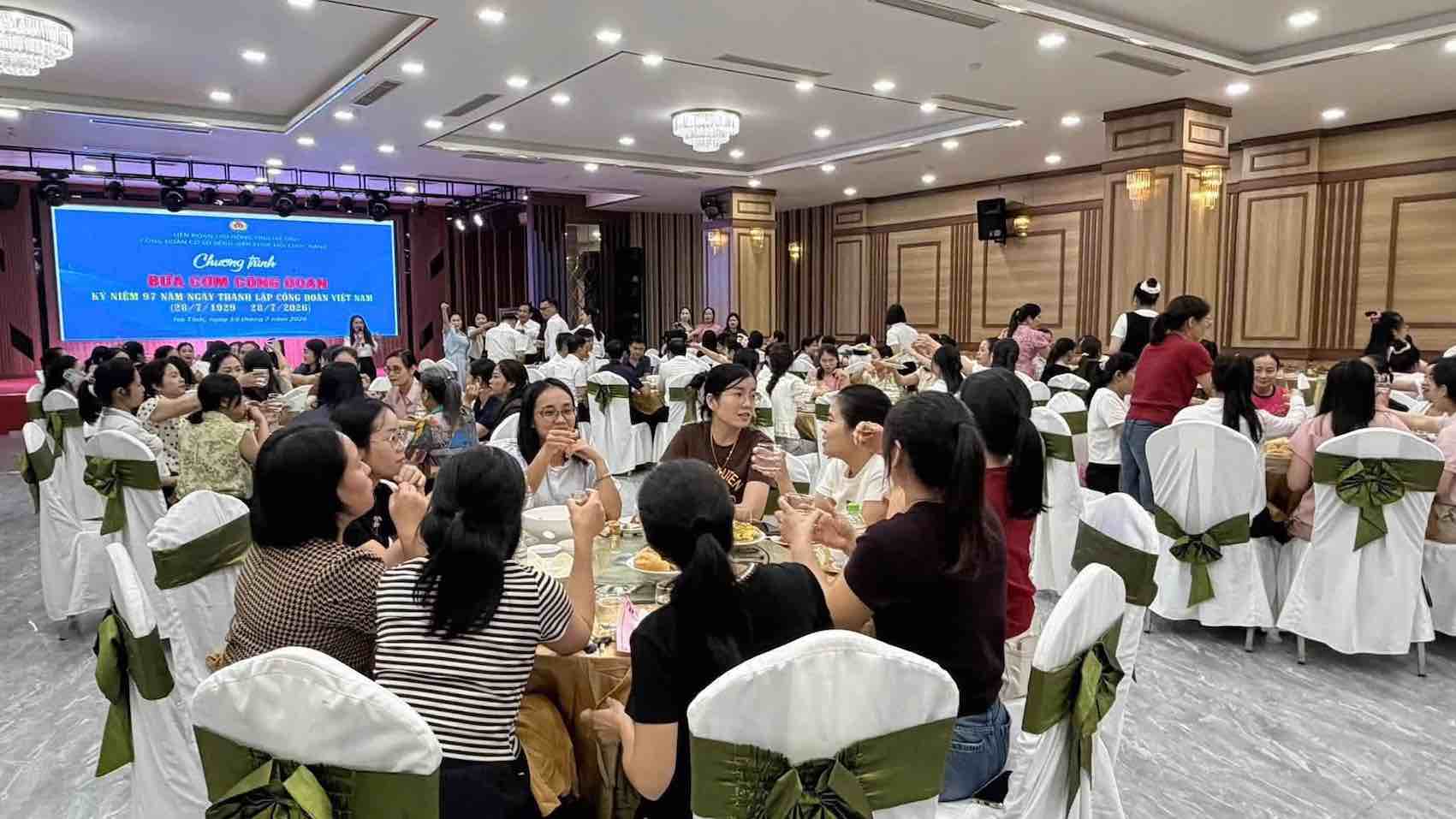 The grassroots Trade Union of Ha Tinh Rehabilitation Hospital organizes the "Trade Union Meal" program to connect union members and workers. Photo: Ha Tinh Trade Union