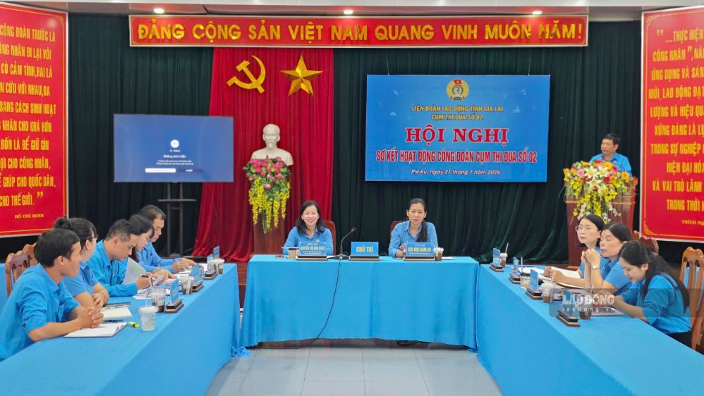 Emulation cluster No. 2 admits more new union members, spreading patriotic emulation movements. Photo: Ba Binh