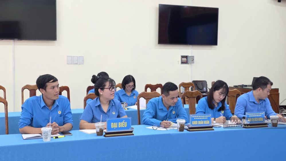 Các đại biểu Công đoàn phường tại hội nghị, tham gia góp ý kiến nhiệm vụ 6 tháng cuối năm. Ảnh Bá Bính