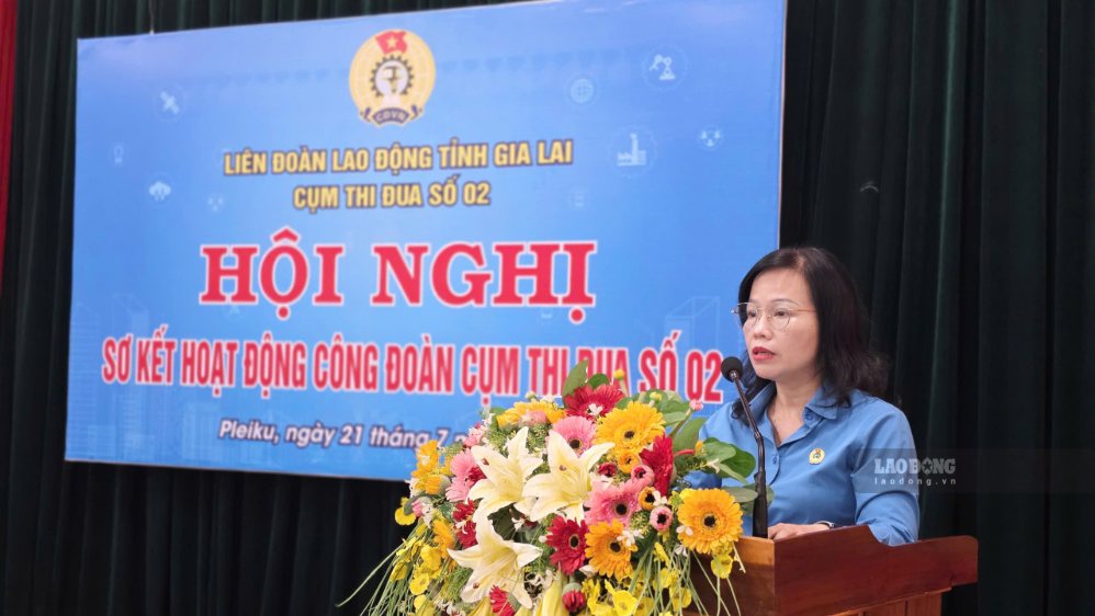 Bà Nguyễn Thị Ánh Xuân - Chủ tịch Công đoàn phường Pleiku phát biểu tại hội nghị. Ảnh Bá Bính