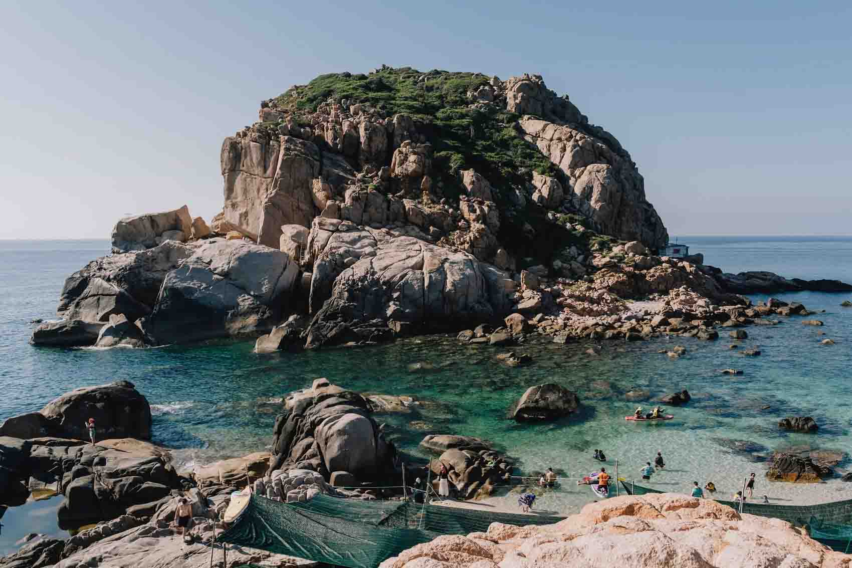 Turtle-shaped island in Vinh Hy Bay. Photo: Luong Phong