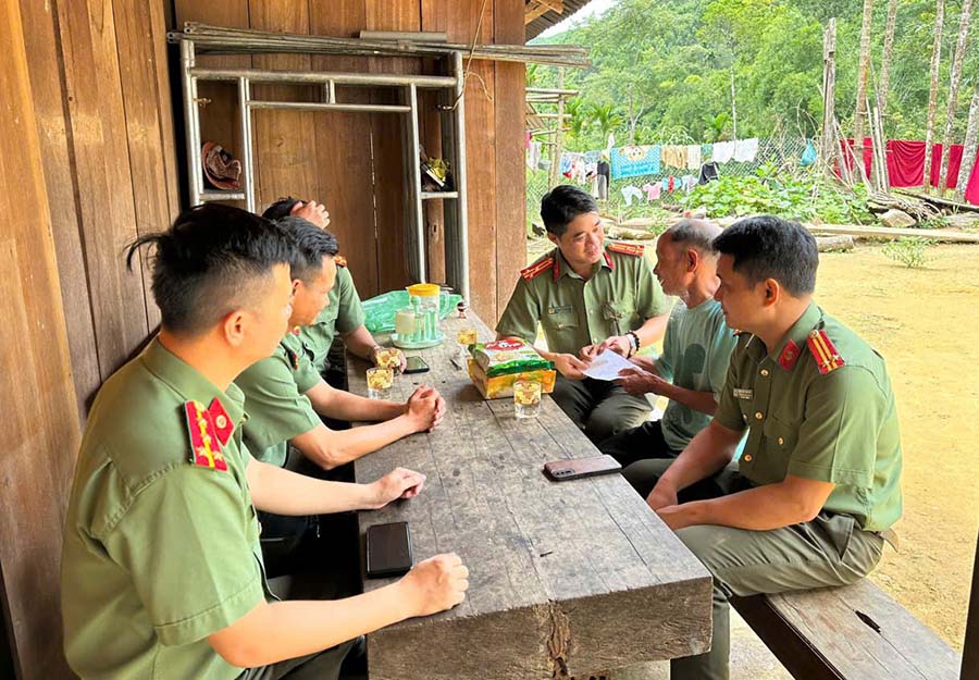 The working delegation of the Internal Security Department of Da Nang City Police cordially inquired about the health and lives of families; listened to the thoughts, aspirations, and recommendations of reputable people and ethnic minorities in the area. Photo: Da Nang City Police e-Portal