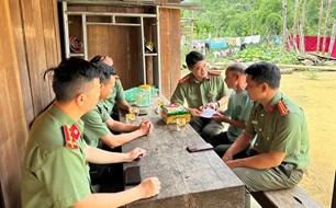 Thăm, tặng quà người có uy tín ở xã vùng cao Đà Nẵng
