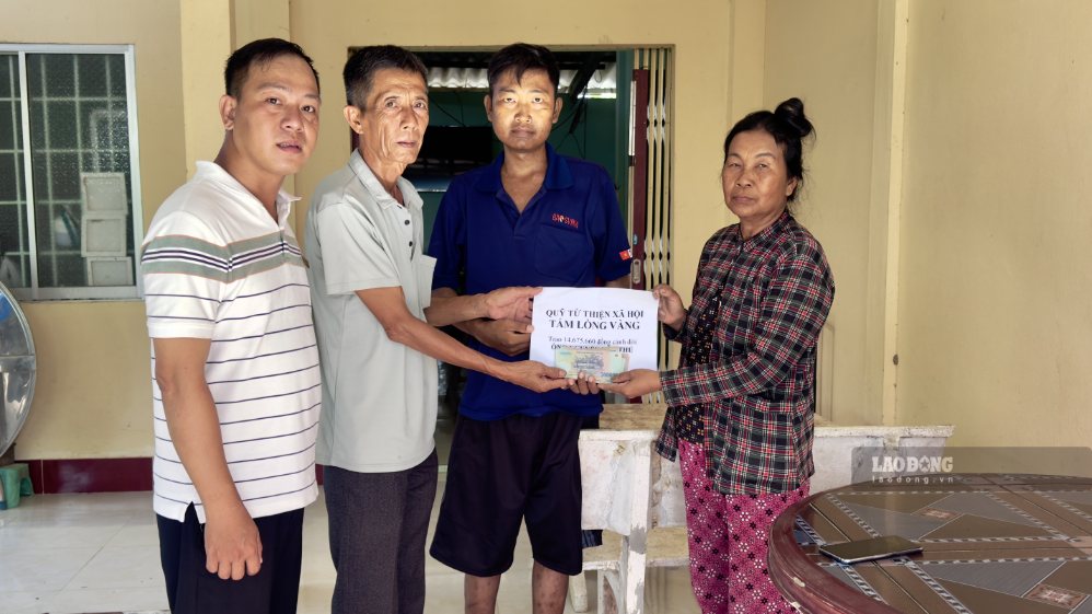 Đại diện Quỹ Xã hội từ thiện Tấm lòng Vàng trao 14.675.660 đồng do bạn đọc Báo Lao Động ủng hộ đến anh Nguyễn Văn Thủ. Ảnh: Hoàng Lộc