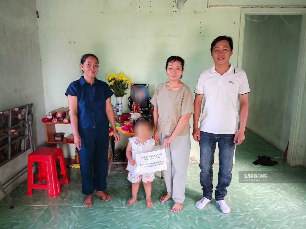 Đại diện Quỹ Xã hội từ thiện Tấm lòng Vàng trao số tiền bạn đọc Báo Lao Động hỗ trợ cho vợ ông Phạm Ngọc Hùng sau khi ông qua đời. Ảnh: Hoàng Lộc