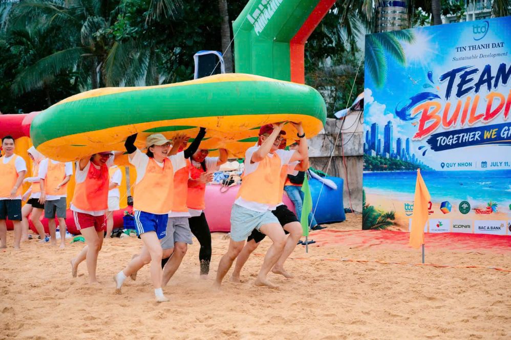 Người lao động tham gia các hoạt động dã ngoại. Ảnh Công đoàn phường Thống Nhất
