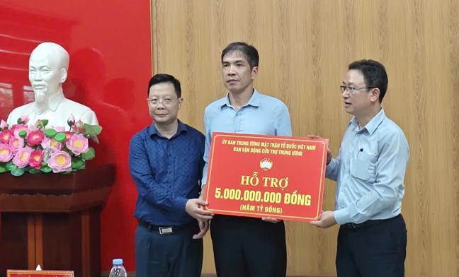 On behalf of the Central Committee of the Vietnam Fatherland Front, Mr. Nguyen Van Thanh - Member of the Presidium, Head of the Committee for Ethnic Minorities and Religious Affairs of the Central Committee of the Vietnam Fatherland Front, presented the support money to the Vietnam Fatherland Front Committee of Lai Chau province. Photo: Vietnam Fatherland Front