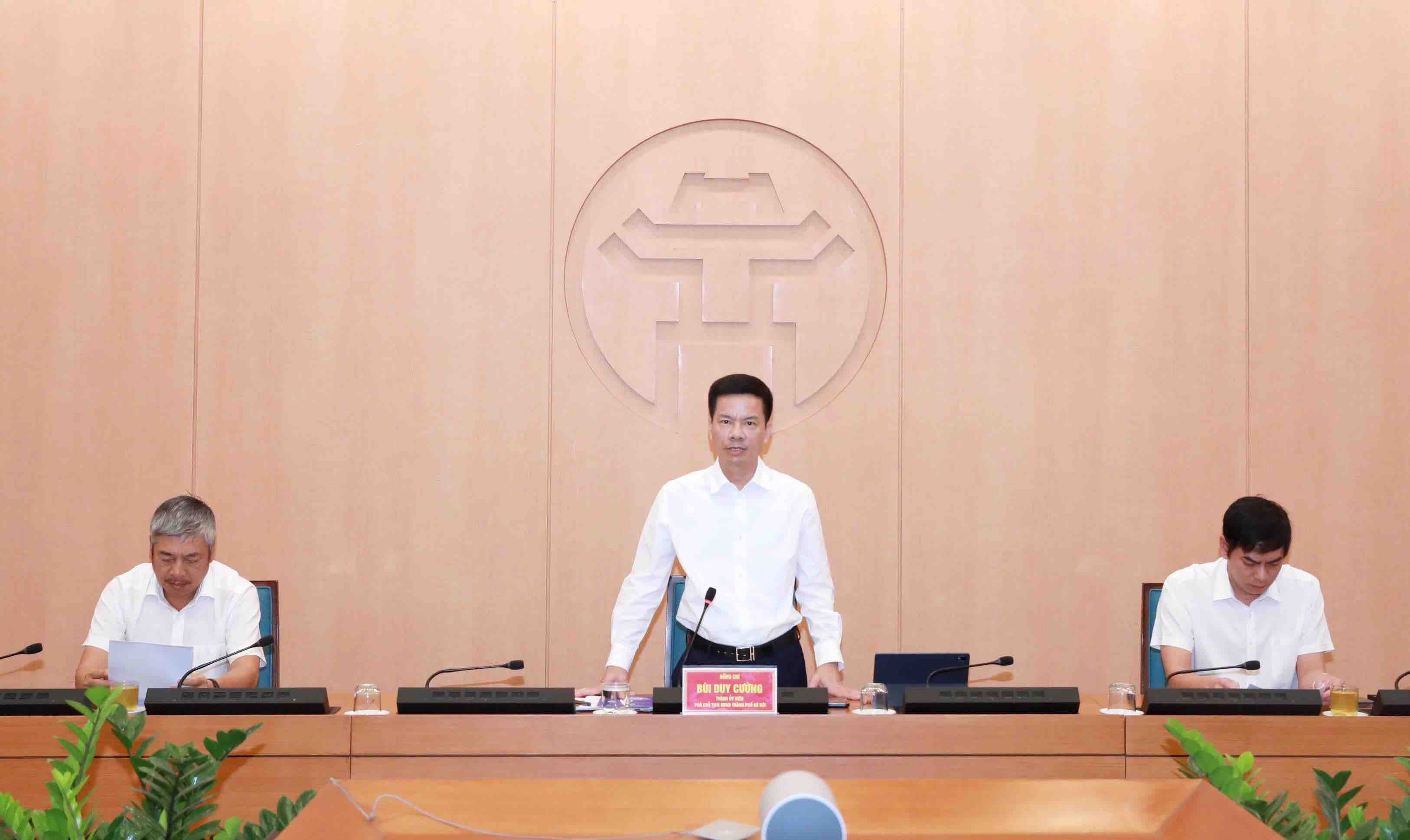 Vice Chairman of Hanoi People's Committee Bui Duy Cuong delivers directing speech at the meeting. Photo: Hanoi People's Committee