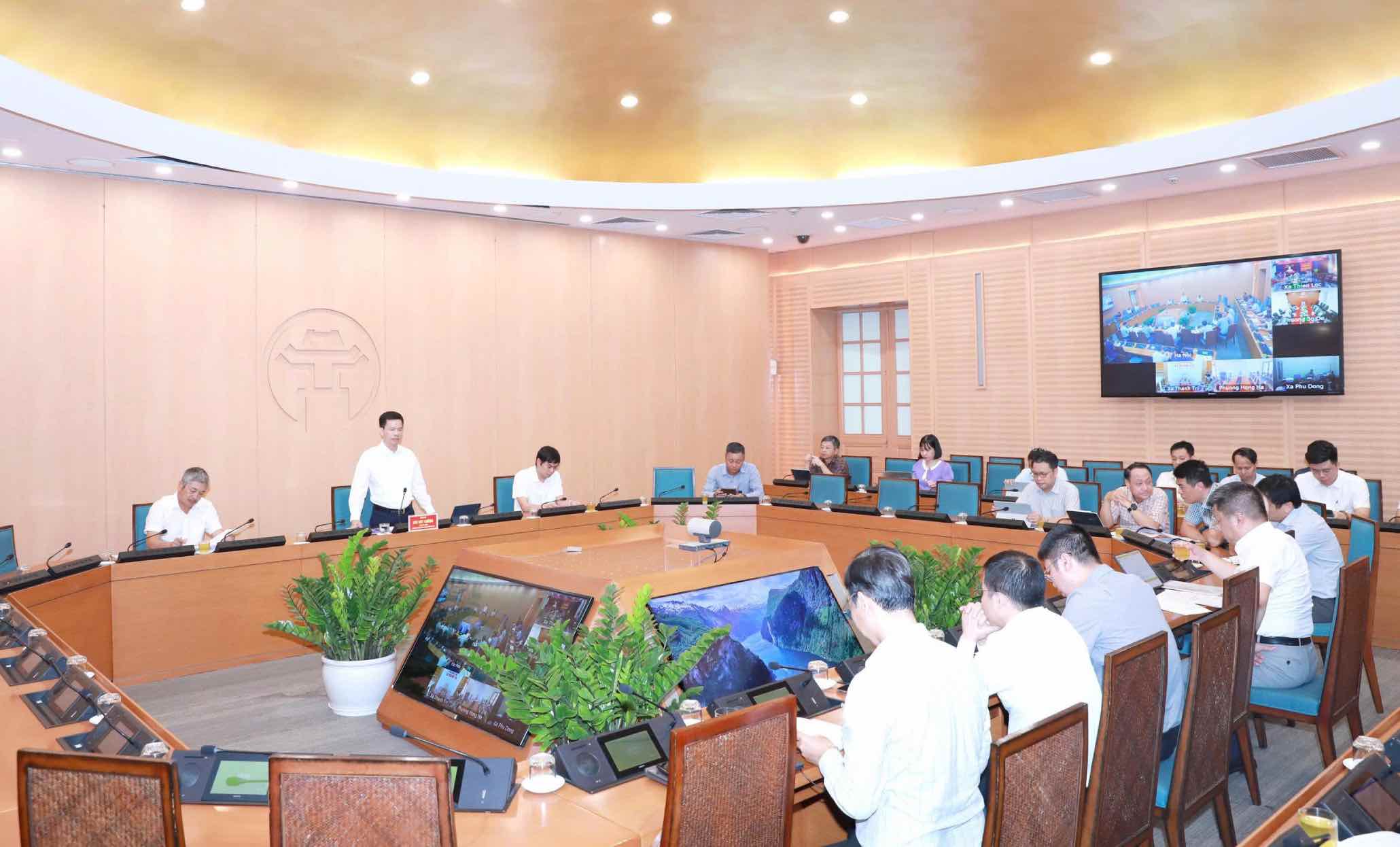 Cuộc họp kiểm điểm tiến độ giải phòng mặt bằng, thi công các cây cầu vượt sông Hồng, sông Đuống. Ảnh: UBND TP Hà Nội