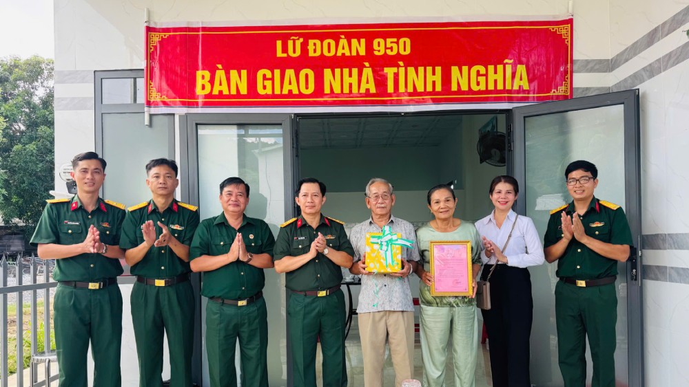 Brigade 950, Military Region 9 coordinates with Phu Quoc Special Zone People's Committee to organize the handover of gratitude houses to Ms. Vo Thi Thau's family. Photo: Nam Phuong