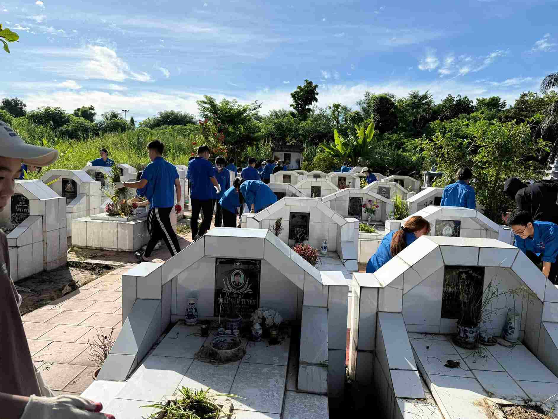 Đoàn viên phường Hoàng Mai tham gia dọn dẹp, chỉnh trang khu mộ Liệt sĩ trong nghĩa trang Nam Dư Hạ. Ảnh: Tuổi trẻ Hoàng Mai