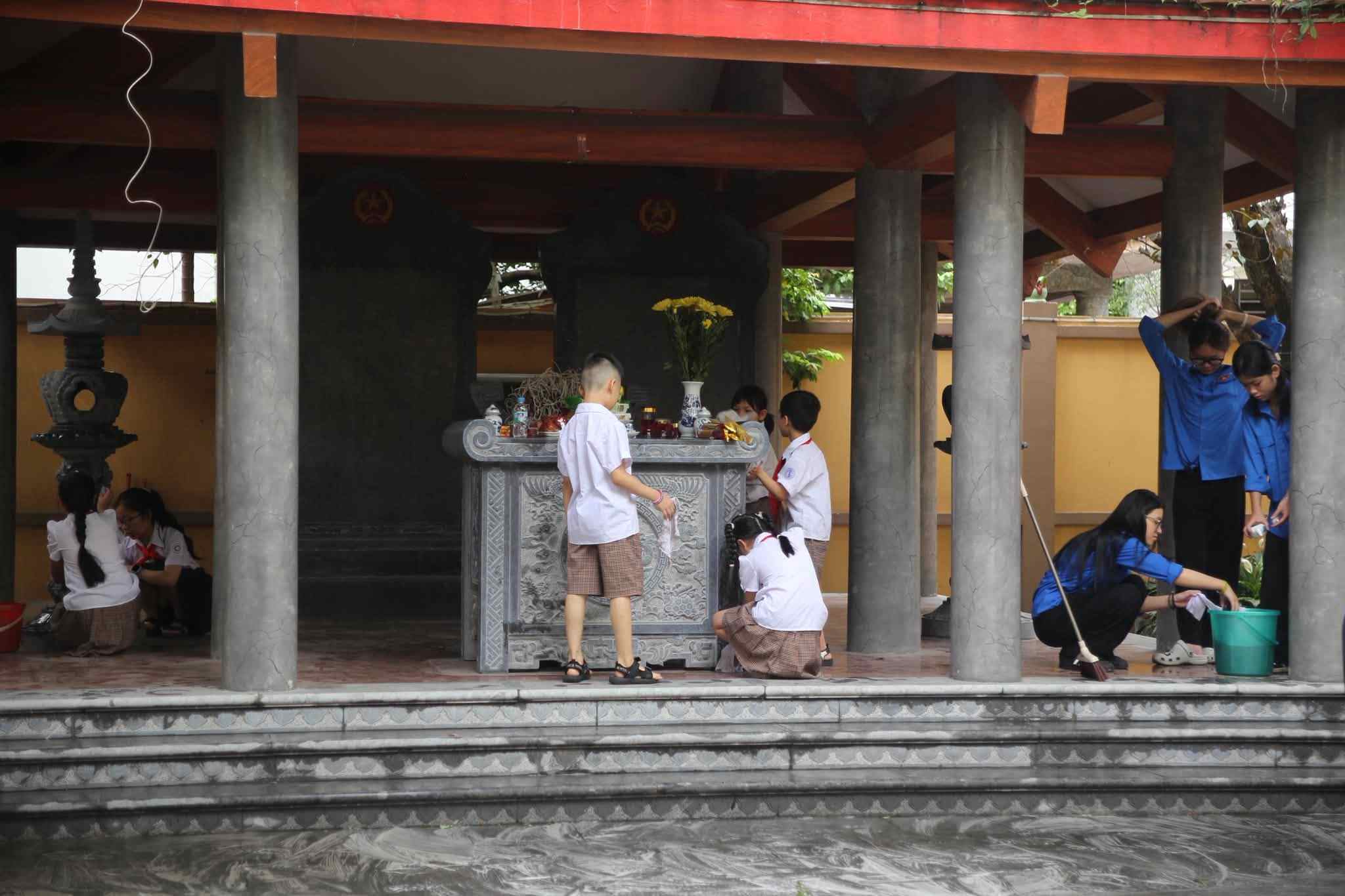“Tuổi nhỏ làm việc nhỏ” - Các em học sinh Trường THCS Hoàng Mai cùng đoàn viên, thanh niên tham gia chỉnh trang công trình ghi công liệt sĩ, góp phần lan tỏa truyền thống “Uống nước nhớ nguồn“.
