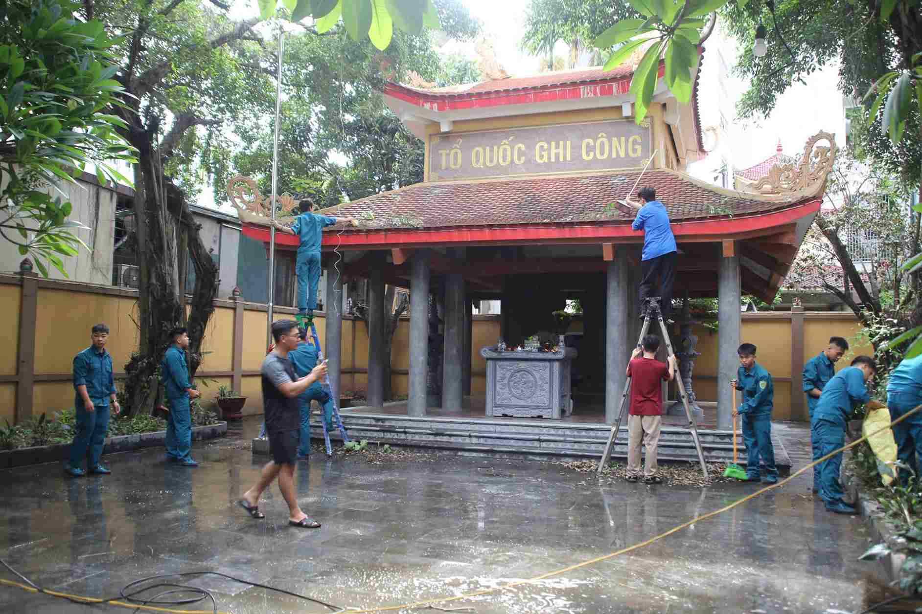 Warm hearts of Hanoi youth towards gratitude to heroic martyrs. Photo: Tuoi Tre Hoang Mai