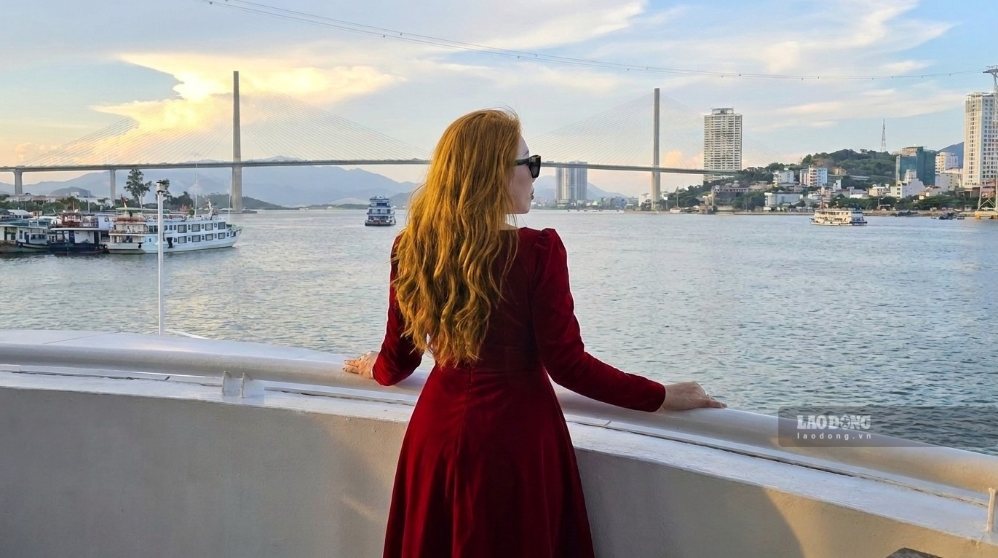 Blonde hair when combined with red outfits will create a seductive and attractive appearance for women. Photo: Thuy An