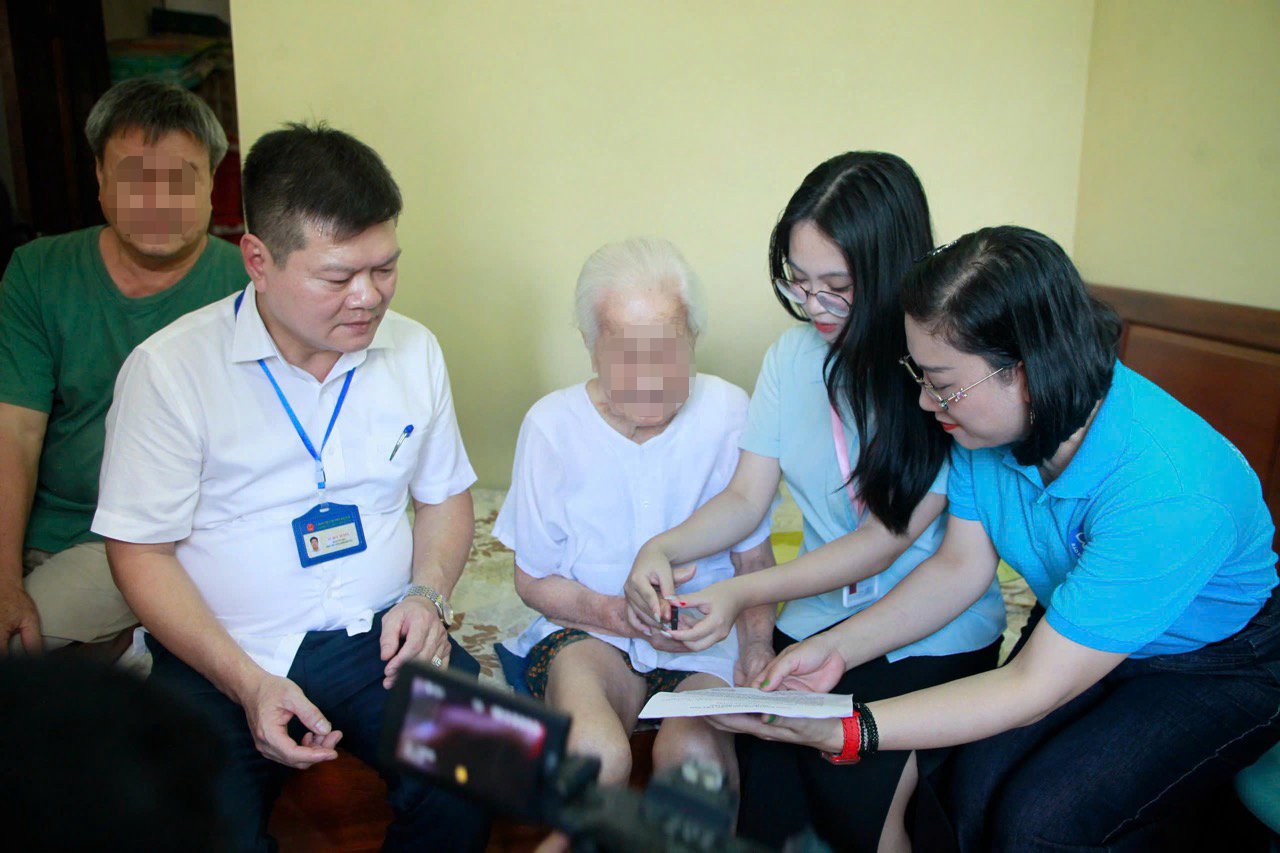 BHXH cơ sở Hoàn Kiếm phối hợp với Trung tâm Phục vụ hành chính công và UBND phường Văn Miếu hỗ trợ thủ tục ủy quyền nhận lương hưu tại nhà. Ảnh: BHXH Hà Nội