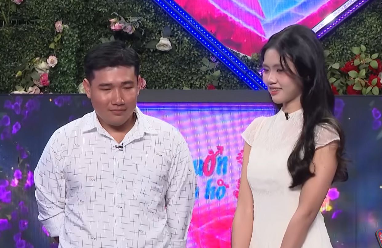 Male engineer and girl at dating show. Photo: MCV