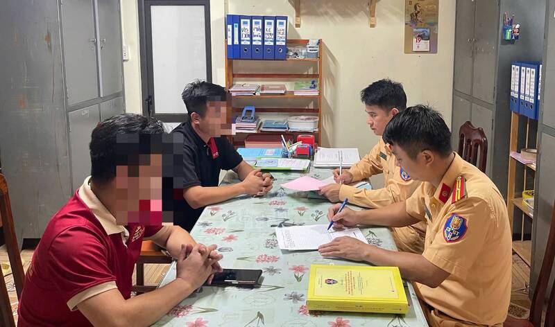 Hai tài xế xe khách bị xử phạt vì đón, trả khách không đúng quy định và tranh giành hành khách. Ảnh: Công an Tuyên Quang