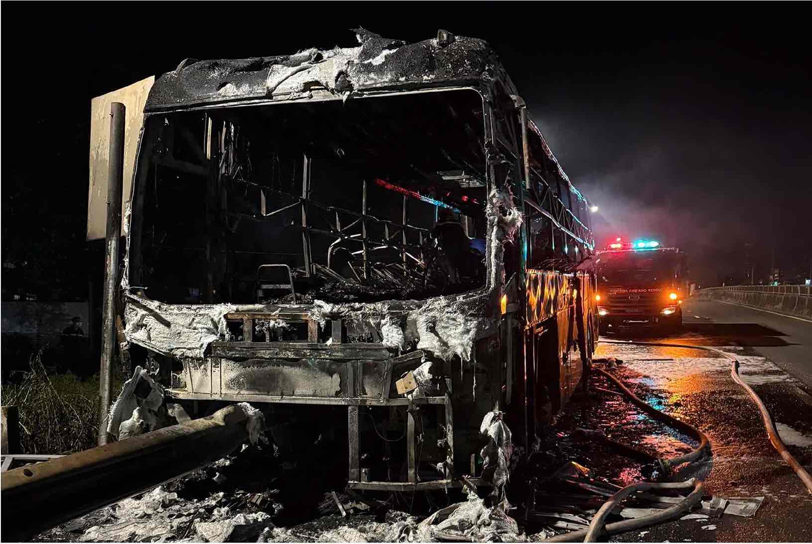 Dong Nai City Police are investigating and clarifying the cause of the passenger car fire accident on National Highway 1A (Hung Thinh commune) that killed 7 people. Photo: Dong Nai City Police