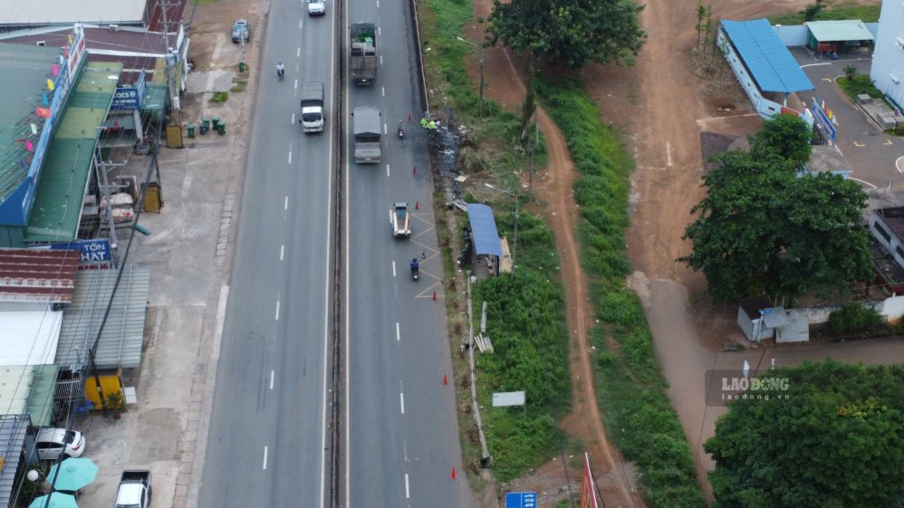 Đoạn quốc lộ 1A qua xã Hưng Thịnh nơi xảy ra vụ tai nạn cháy xe. Ảnh: HAC