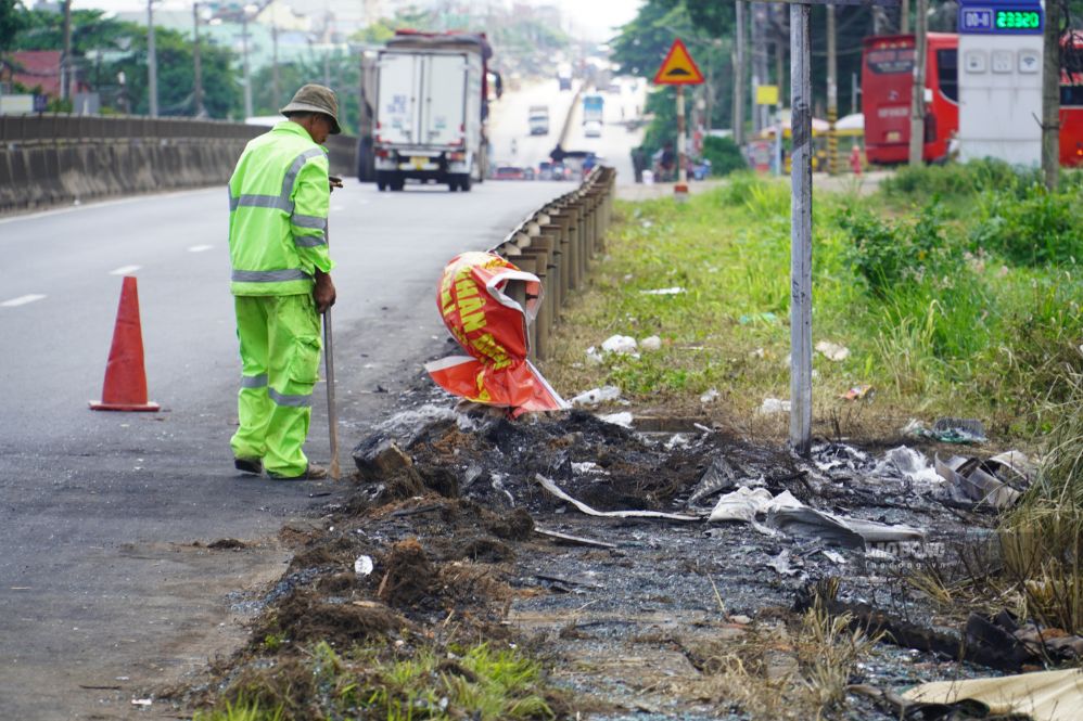 Lực lượng chức năng có mặt tại hiện trường để sửa chữa. Ảnh: HAC